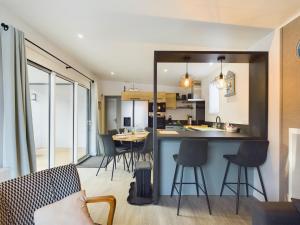 Chalets Joli chalet pour 6, piscine chauffee a l-annee : photos des chambres