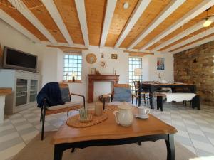 Maisons de vacances Jolie maison en pierre avec grand jardin pour 6 : photos des chambres