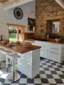 Maisons de vacances Jolie maison en pierre avec grand jardin pour 6 : photos des chambres