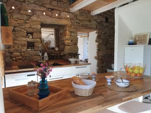 Maisons de vacances Jolie maison en pierre avec grand jardin pour 6 : photos des chambres