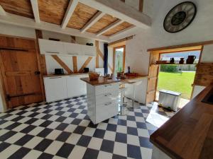 Maisons de vacances Jolie maison en pierre avec grand jardin pour 6 : photos des chambres