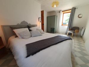 Maisons de vacances Jolie maison en pierre avec grand jardin pour 6 : photos des chambres