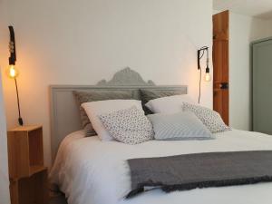 Maisons de vacances Jolie maison en pierre avec grand jardin pour 6 : photos des chambres