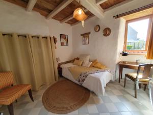 Maisons de vacances Jolie maison en pierre avec grand jardin pour 6 : photos des chambres