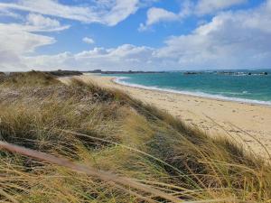 Maisons de vacances Jolie maison en pierre avec grand jardin pour 6 : Maison de Vacances