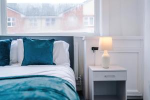 FREE Parking, Stoke, Sleeps up to 10, 4 bedrooms, Close to Alton Towers