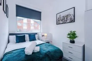 FREE Parking, Stoke, Sleeps 10, Spacious Home - Moddershall