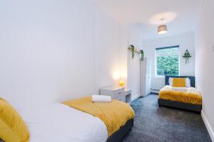 FREE Parking, Stoke, Sleeps up to 10, 4 bedrooms, Close to Alton Towers