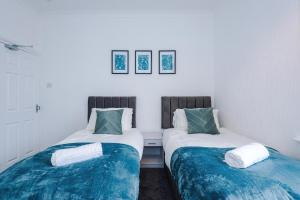 FREE Parking, Stoke, Sleeps up to 10, 4 bedrooms, Close to Alton Towers