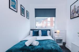 FREE Parking, Stoke, Sleeps up to 10, 4 bedrooms, Close to Alton Towers