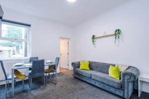 FREE Parking, Stoke, Sleeps up to 10, 4 bedrooms, Close to Alton Towers