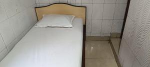 Taiba Guest House - BUDGET&BASIC ROOMS - Near New Market, Esplanade, Dharamatala