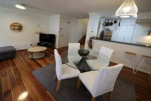 5mins Walk to Central Station - 2 Bedroom 2 Level