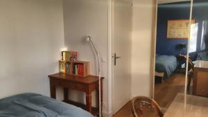 Chambre confortable dans un appartement lumineux