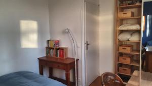 Chambre confortable dans un appartement lumineux