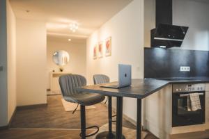 Designer Apartment in Sinsheim Erstbezug 75 TV mit Netflix und offene Küche WeHome Premium