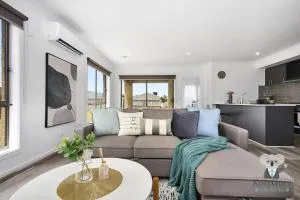 KozyGuru Pakenham Comfortable 4-Bedroom House - Berwick