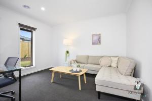 KozyGuru Pakenham Comfortable 4-Bedroom House