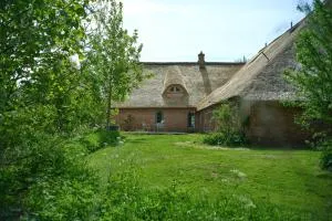 Sibyllenhof, Denkmalgeschütztes Reetdachanwesen in ruhiger Alleinlage - Grothusenkoog