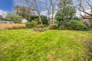 Lovely spacious house, 300m from beach, with parking