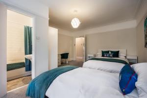 Lovely spacious house, 300m from beach, with parking