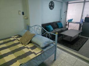 Beautiful Studio 107 Apartment with nice living room with WiFi