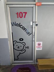 Beautiful Studio 107 Apartment with nice living room with WiFi