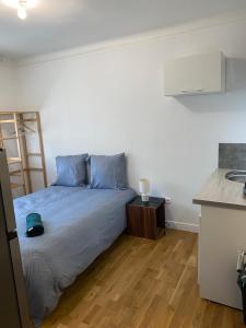 B&B / Chambres d'hotes Studio meuble CIRCUIT 24h : photos des chambres