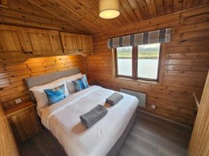 Ant River Lodge Houseboat