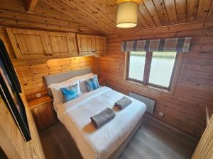 Ant River Lodge Houseboat