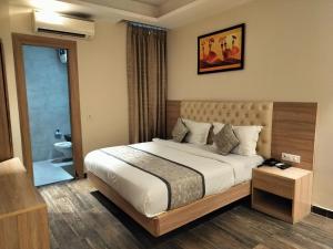Airport Hotel Lotus Villa 10 minutes Delhi Aerocity Metro