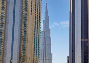 Nice 2 Bedroom Apartment! 5 Minute walk to Dubai Mall! Burj Khalifa View!