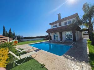 4 bdr villa with huge patio area and walking distance to beach
