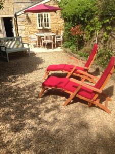 Spring Cottage 3 bedrooms in the heart of Bourton on the Water Village!