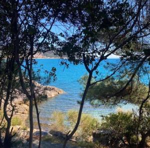 casa sul mare per 5 persone, spiaggia privata, piscine e campo da tennis