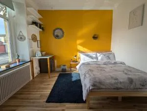 R1 - Bright Quiet Double - Ideal for Students, Work, Tourists - City Access, WIFI, Free Parking - Self Catering - 尼思