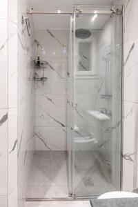 Cozy Apartment with Office - 19min to Athens Center