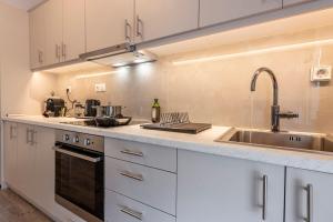 Cozy Apartment with Office - 19min to Athens Center