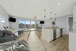 5 BR Home on lake with Pool, spa, Golf, boating