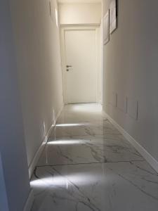 Attico elegante con 2 camere e 2 bagni in centro