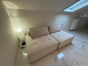 Attico elegante con 2 camere e 2 bagni in centro