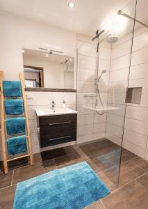 Neu! Sonnige Terrassen-Ferienwohnung in den Bergen