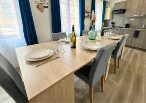 Appartements Le Spacieux a Saint-Omer - 2 chambres, centre et gare a pied, parking gratuit : photos des chambres