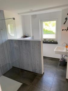 3 Ommi Kese Garden See Suite Terrasse Fasssauna am Biggesee