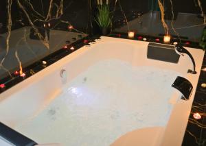 Appartements Sejour detente a Saint-Omer - jacuzzi prive, terrasse, centre-ville et parking gratuit : photos des chambres