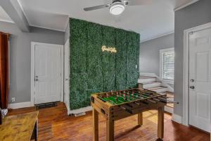 Midtown Retreat, 4mi to Downtown & Large Private Deck