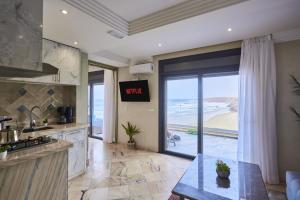 Amwaj Apt - Wake to Waves Stylish 1-Bedroom by the Shore
