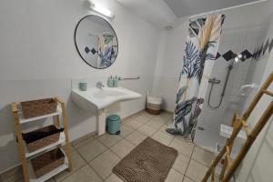 Appartements Appartement 2 pieces superbe vue mer clim et wifi piscine chauffee : photos des chambres