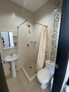 Depa en Salinas en condo privado a una calle del mar con parqueo