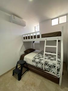 Depa en Salinas en condo privado a una calle del mar con parqueo